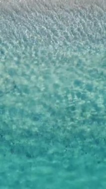 Deniz arka planı dikey. Güzel deniz yüzeyi.