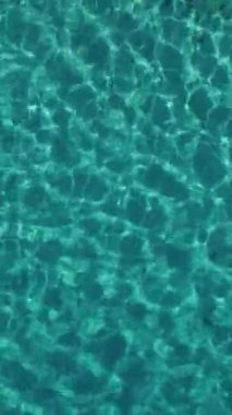 Deniz arka planı dikey. Güzel deniz yüzeyi.