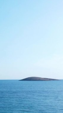 Deniz arka planı dikey. Güzel deniz yüzeyi.