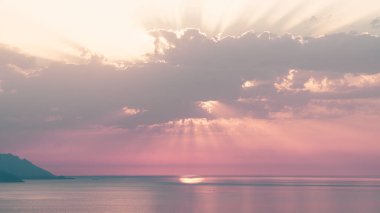 Günbatımı gökyüzü manzarası, güzel günbatımı huzur manzarası..