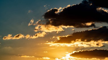 Gün batımı gökyüzü. Gün batımında sirokümülüs ve sirostrat bulutları. Güzel dramatik gün batımı arkaplanı