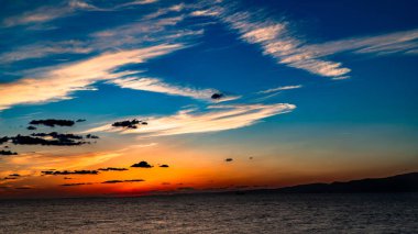 Gün batımı gökyüzü. Gün batımında sirokümülüs ve sirostrat bulutları. Güzel dramatik gün batımı arkaplanı