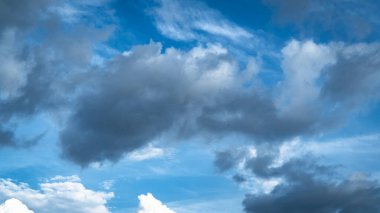 Gökyüzü. Kümülüs bulutları arka plan. Gökyüzü arkaplanı