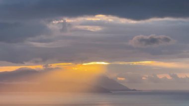 Denizin üzerinde gün batımı. Güneş ışığı. Denizde güneş ışığı. Dramatik gökyüzü görünümü.
