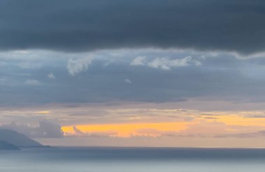 Gün batımı gökyüzü. Dramatik gökyüzü manzarası. Denizin üzerinde güneş ışığı.