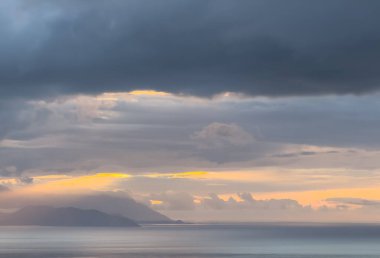 Gün batımı gökyüzü. Dramatik gökyüzü manzarası. Denizin üzerinde güneş ışığı.