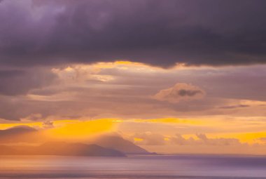 Gün batımı gökyüzü. Dramatik gökyüzü manzarası. Denizin üzerinde güneş ışığı.