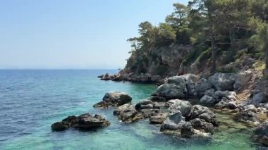 Turkuaz deniz tropik ada manzarası. Ada kıyısı ve temiz turkuaz deniz..