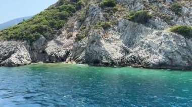 Turkuaz deniz tropik ada manzarası. Ada kıyısı ve temiz turkuaz deniz..