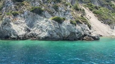 Turkuaz deniz tropik ada manzarası. Ada kıyısı ve temiz turkuaz deniz..