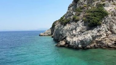 Turkuaz deniz tropik ada manzarası. Ada kıyısı ve temiz turkuaz deniz..