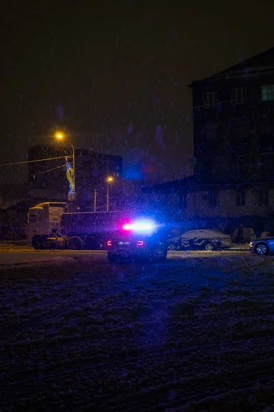 Αυτοκίνητο Της Αστυνομίας Ένα Χιονισμένο Δρόμο Της Πόλης Στην Κίνηση — Φωτογραφία Αρχείου