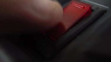 Siyah uzatma kablosunun kırmızı düğmesine parmağınızla basarak güç kaynağını kapatın. İyileş. Tasarruf kavramı. Fünyeli aşırı elektrik yükleme ve güvenlik filtresi fikri.