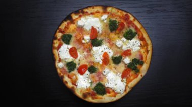 İnce hamurlu tavuk ve peynirli leziz taze İtalyan pizzası tepside döner. Domatesli ve peynirli yeni pişmiş pizza manzarası. Fast food pizzacısı konsepti