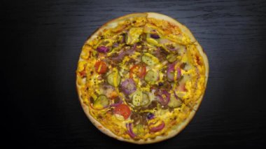 İnce hamurlu tavuk ve peynirli leziz taze İtalyan pizzası tepside döner. Domatesli ve peynirli yeni pişmiş pizza manzarası. Fast food pizzacısı konsepti