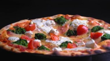 İnce hamurlu tavuk ve peynirli leziz taze İtalyan pizzası tepside döner. Domatesli ve peynirli yeni pişmiş pizza manzarası. Fast food pizzacısı konsepti