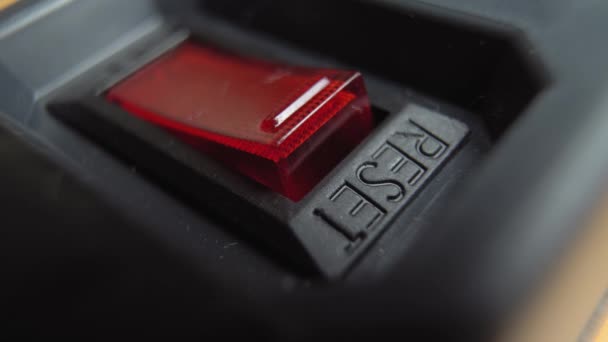 Siyah Uzatma Kablosunun Kırmızı Düğmesine Parmağınızla Basarak Güç Kaynağını Kapatın — Stok video