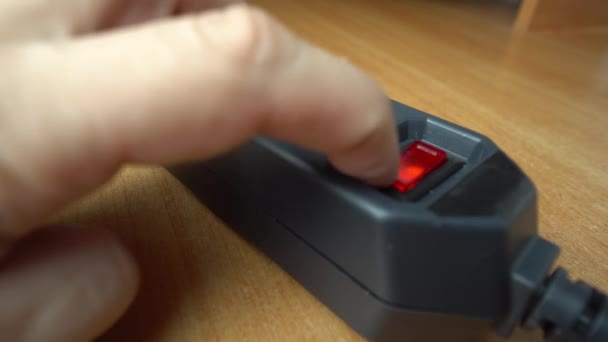 Siyah Uzatma Kablosunun Kırmızı Düğmesine Parmağınızla Basarak Güç Kaynağını Kapatın — Stok video