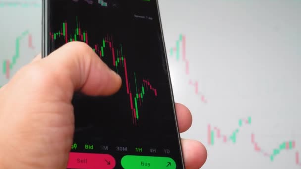 Empresário Comerciante Investidor Analista Usando Aplicativo Telefone Móvel Para Analisar — Vídeo de Stock