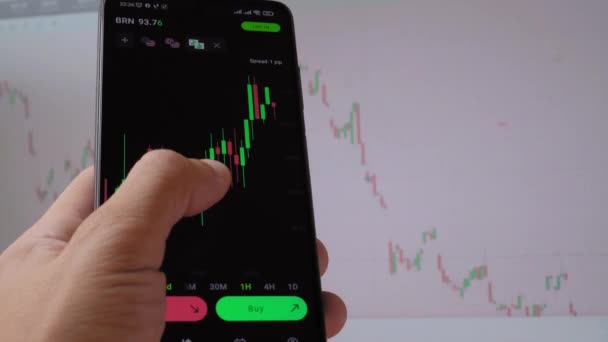 Zakenman Handelaar Investeerder Analist Met Behulp Van Mobiele Telefoon Applicatie — Stockvideo