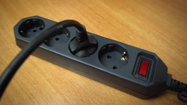 用你的手指按红色按键开关把插头插入延长线插座 储蓄概念 熔断器电过载与安全滤波的设想 — 图库视频影像
