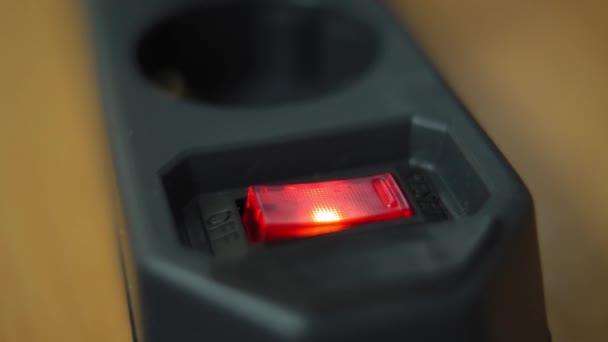 用你的手指按下黑色延长线的红色按键开关 关掉电源 储蓄概念 熔断器电过载与安全滤波的设想 — 图库视频影像