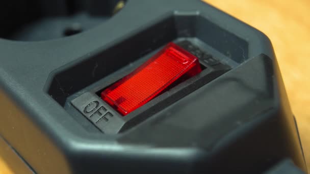 用你的手指按下黑色延长线的红色按键开关 关掉电源 储蓄概念 熔断器电过载与安全滤波的设想 — 图库视频影像