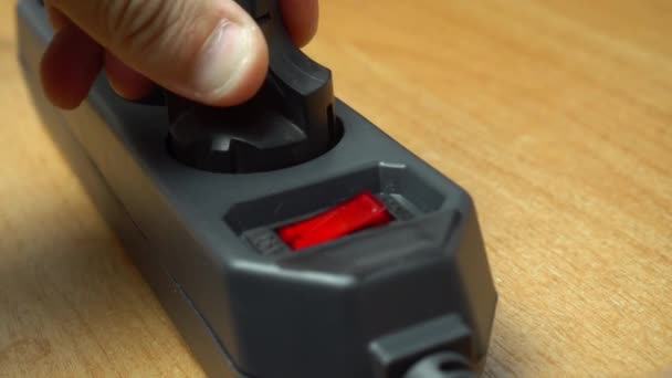Inserte Enchufe Enchufe Del Cable Extensión Presionando Interruptor Botón Rojo — Vídeos de Stock