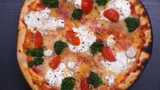 Smaczne Apetyczne Gorące Świeże Włoskie Pizzy Kurczaka Sera Cienkiej Skorupie — Wideo stockowe