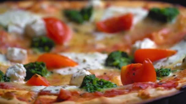 おいしいおいしいホット新鮮なイタリアのピザ鶏とチーズの薄い地殻の上にトレイのクローズアップで回転します トマトとチーズのモッツァレラチーズと焼きたてのピザのトップビュー ファーストフードピッツェリアのコンセプト — ストック動画
