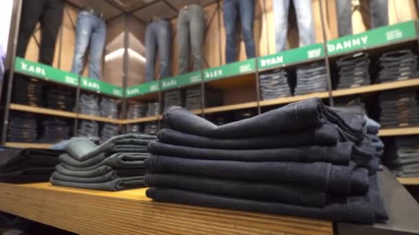 Polici Obchodě Oblečením Spousta Nových Džínů Řada Modrých Džínů Obchodě — Stock video