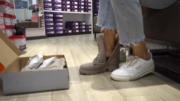 Une Jeune Femme Jeans Essaie Nouvelles Chaussures Alors Elle Est — Video