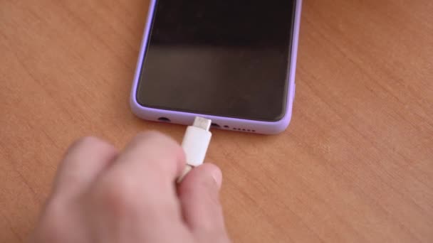Vieux Câble Inséré Dans Smartphone Chargeur Cassé Gros Plan Isolation — Video