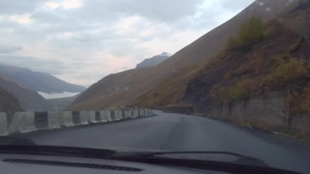 Widok Samochodu Drogę Poza Oknem Gór Chmur Krajobraz Górskiej Doliny — Wideo stockowe