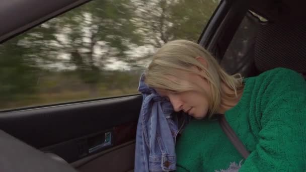 Wanita Dengan Rambut Putih Dan Sweater Hijau Tidur Mobil Kursi — Stok Video