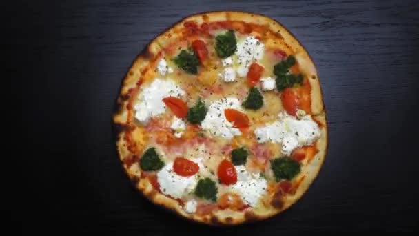 Pyszne Pyszne Gorące Świeże Włoskie Pizzy Cienkiej Skorupie Obraca Się — Wideo stockowe