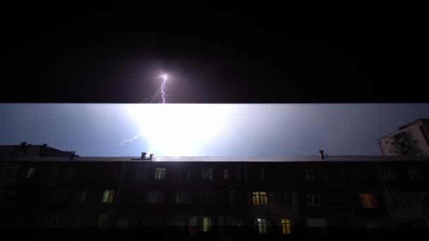 Burza Nad Miastem Nocy Oświetla Domy Ciemności Duże Lub Wiele — Wideo stockowe