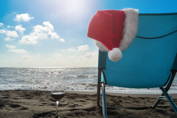 Großaufnahme Der Weihnachtsmütze Auf Einer Blauen Chaiselongue Einem Sandstrand Mit — Stockfoto
