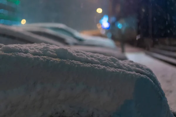 Close Capuzes Cobertos Neve Carros Uma Fileira Estacionamento Uma Noite — Fotografia de Stock