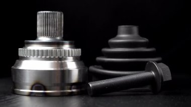 Araba özgeçmişi. Siyah arkaplanda sürücü şaftı bağlantısı. Yeni sabit hız eklemleri. Yeni otomotiv CV eklemleri. Araba servisi ya da bakım için yedek parça. Yedek parça mağazası. başka bir teçhizatla