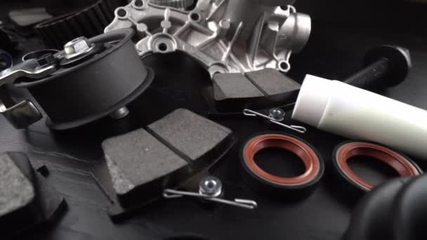 Viele Autoteile Liegen Auf Schwarzem Holzgrund Motor Und Federungsteile Gelenkknöpfe — Stockvideo
