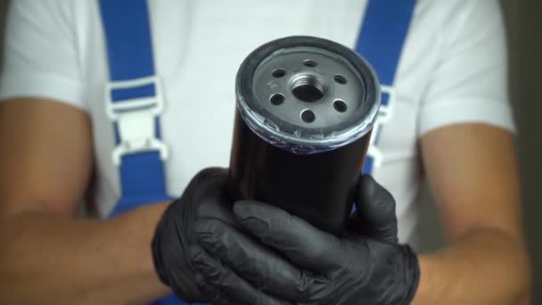 Mavi Tulumlu Araba Tamircisi Arabanın Yağ Filtresini Elinde Tutuyor Siyah — Stok video