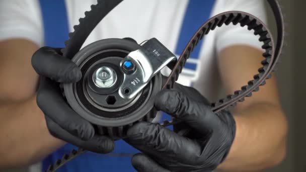 Mecanic Auto Salopetă Albastră Deține Filtrul Ulei Mașinii Mâinile Sale — Videoclip de stoc