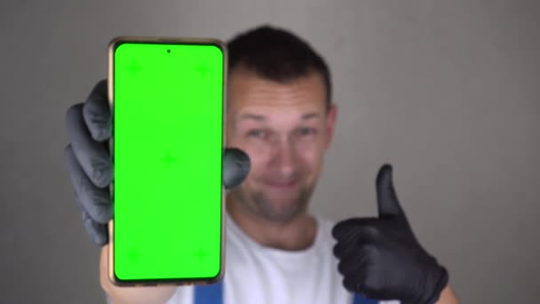 Mavi Tulumlu Beyaz Işçi Mühendis Yeşil Ekranlı Cep Telefonu Tutuyor — Stok video