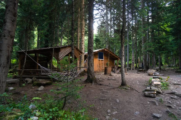 Holzhütte Mit Pavillon Hängematte Ein Ort Zum Entspannen Wald Konzept — Stockfoto