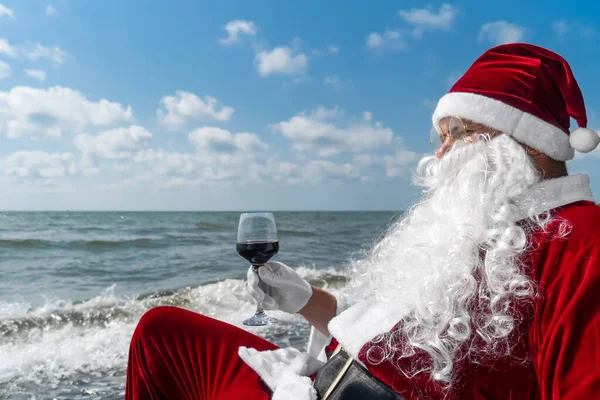 Papai Noel Está Relaxando Chaise Longue Com Copo Vinho Tinto — Fotografia de Stock