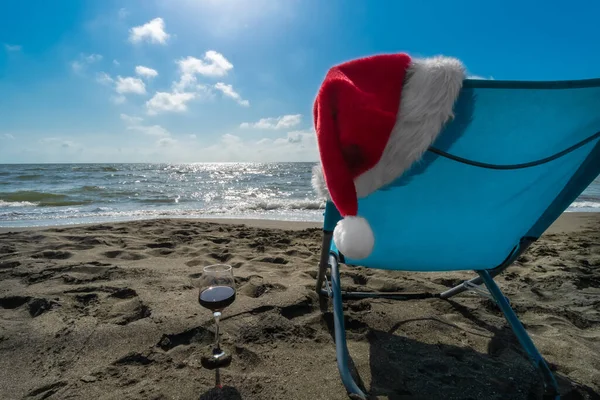 Großaufnahme Der Weihnachtsmütze Auf Einer Blauen Chaiselongue Einem Sandstrand Mit — Stockfoto