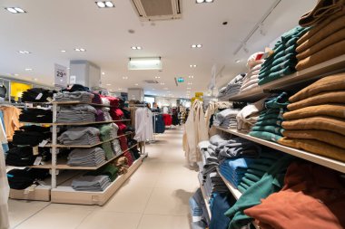 Batumi, Georgia - 10 Ekim 2022: Alışveriş merkezinde kıyafet mağazası. Alışveriş kavramı, alışveriş