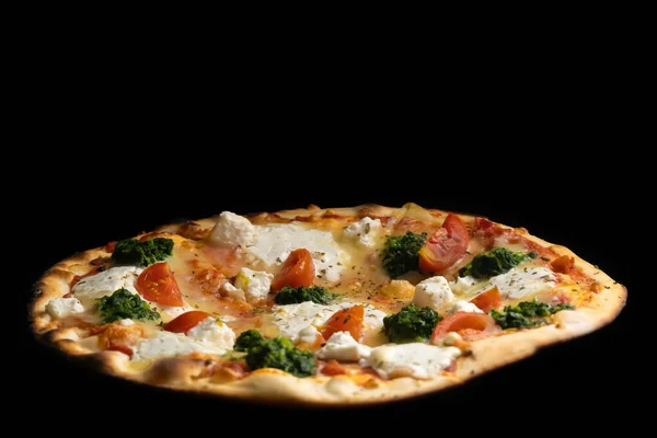 Крупный План Вкусной Пиццы Помидорами Травами Моцареллой Черном Фоне — стоковое фото