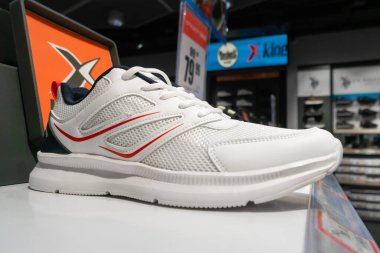 Batumi, Georgia - 10 Ekim 2022: Alışveriş merkezindeki bir mağazanın tezgahındaki beyaz ve mavi spor ayakkabısına yakın çekim